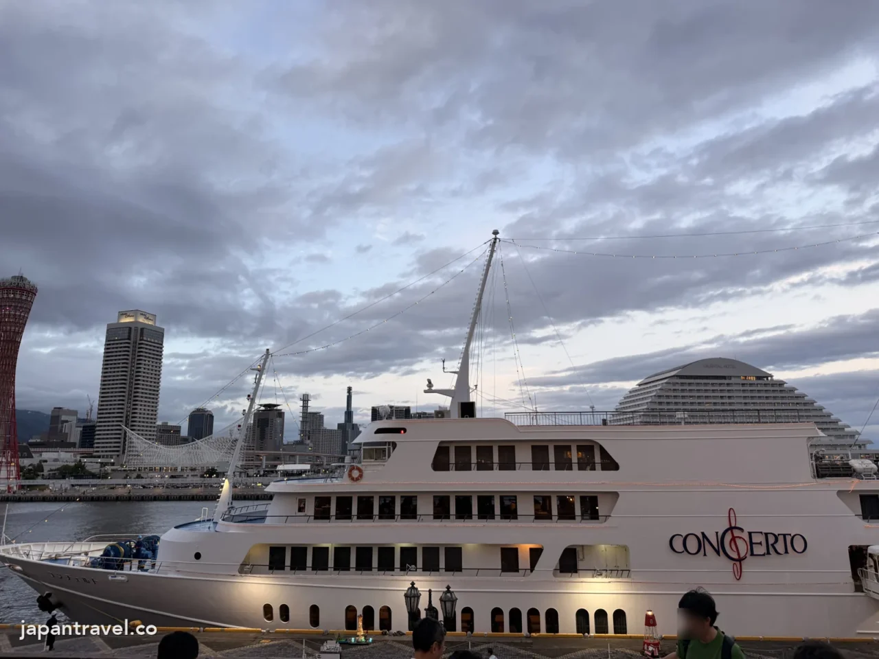 神戶臨海樂園港邊的Concerto遊覽船和神戶港塔