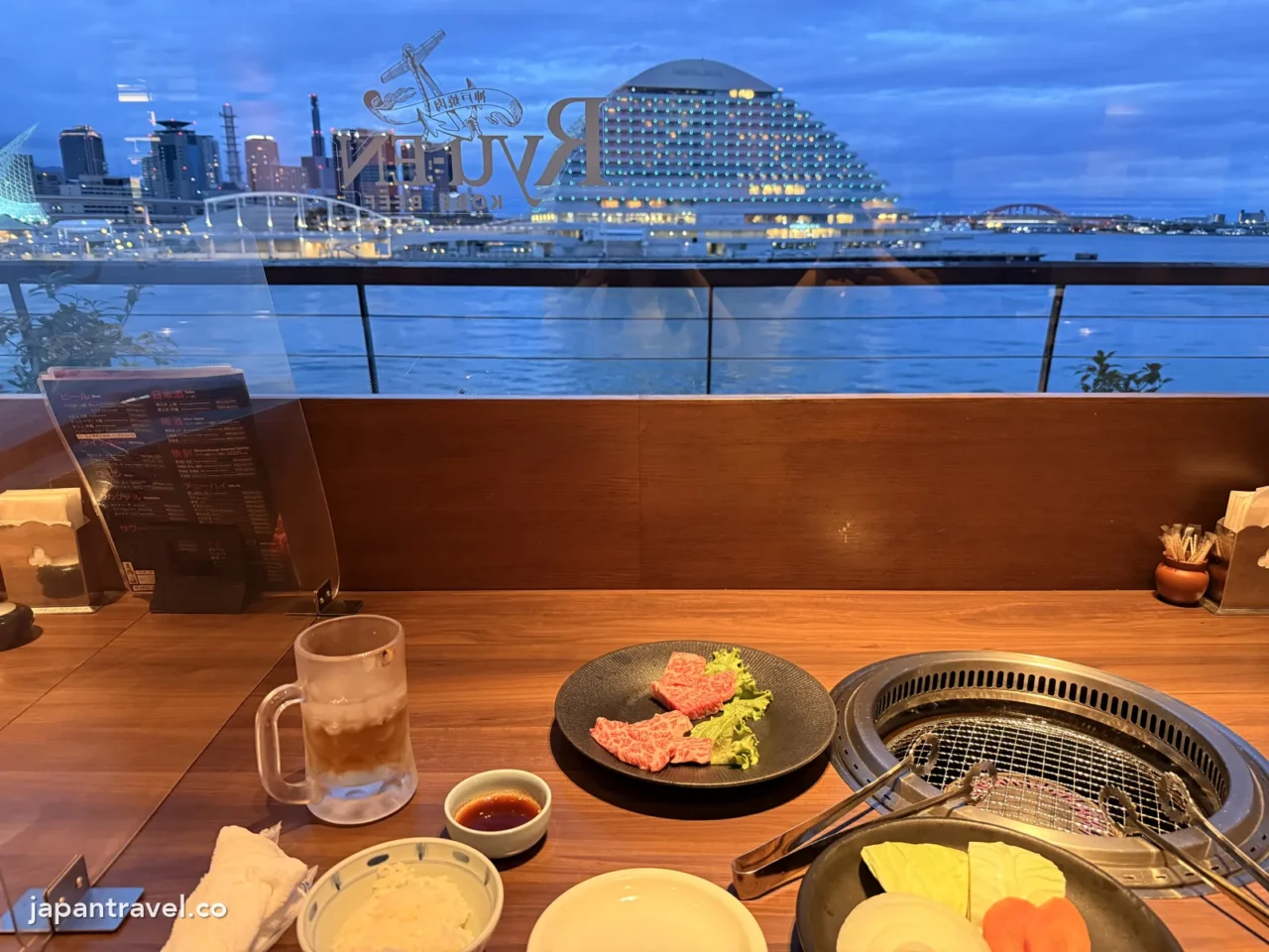 燒肉店靠窗座位的港景