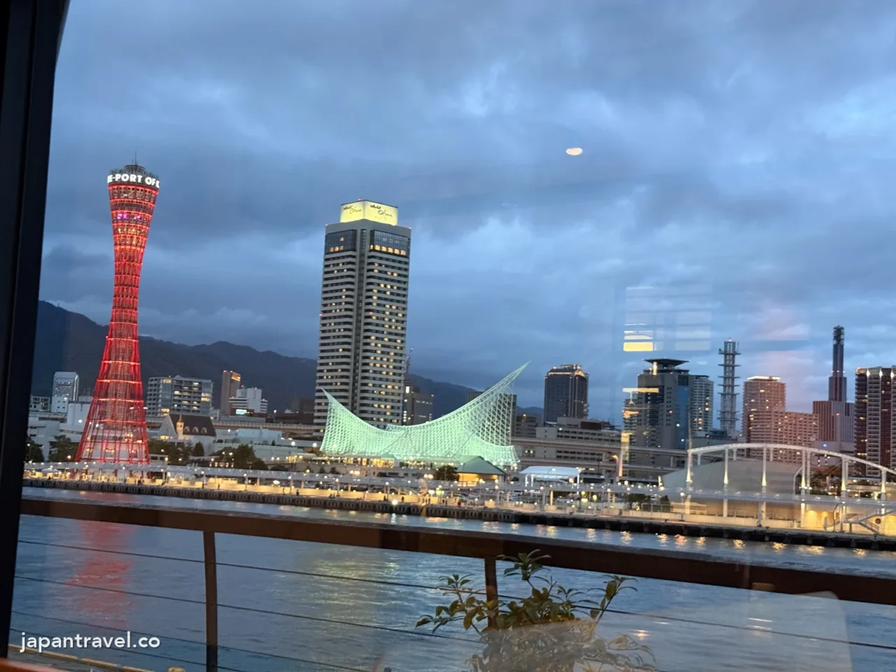 黃昏的神戶港塔與神戶海洋博物館