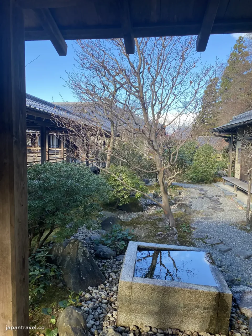 南禪寺方丈迴廊旁的庭園與手水鉢