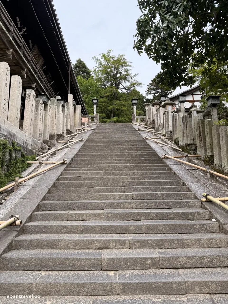 往東大寺二月堂的石階