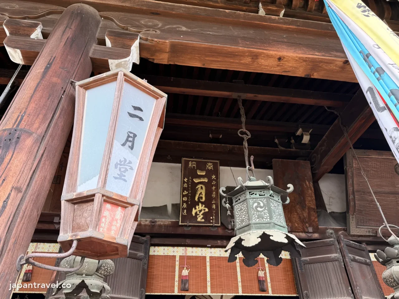二月堂的燈籠和匾額