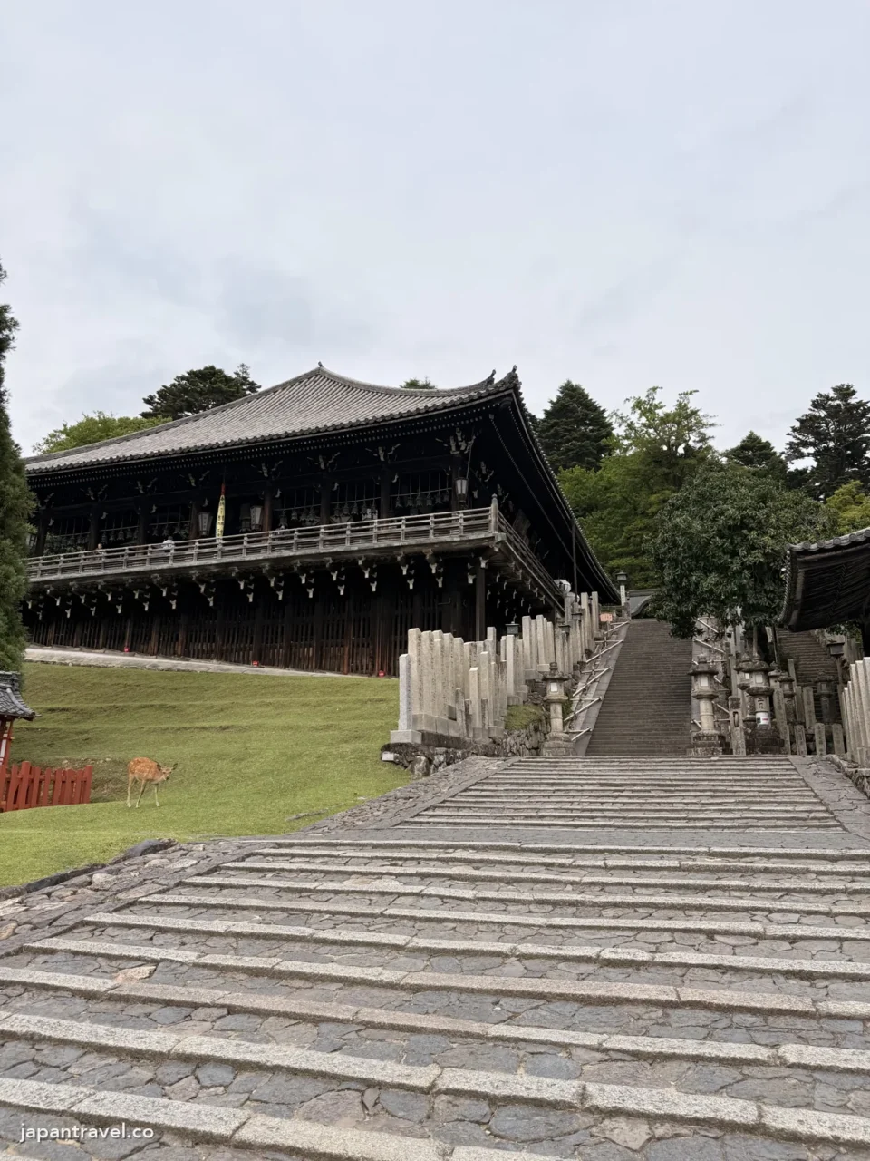 往東大寺二月堂的石階