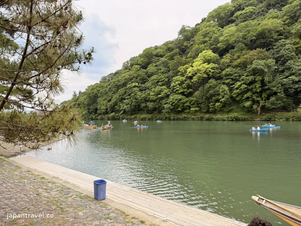渡月橋上游的大堰川，河上有人自己划船