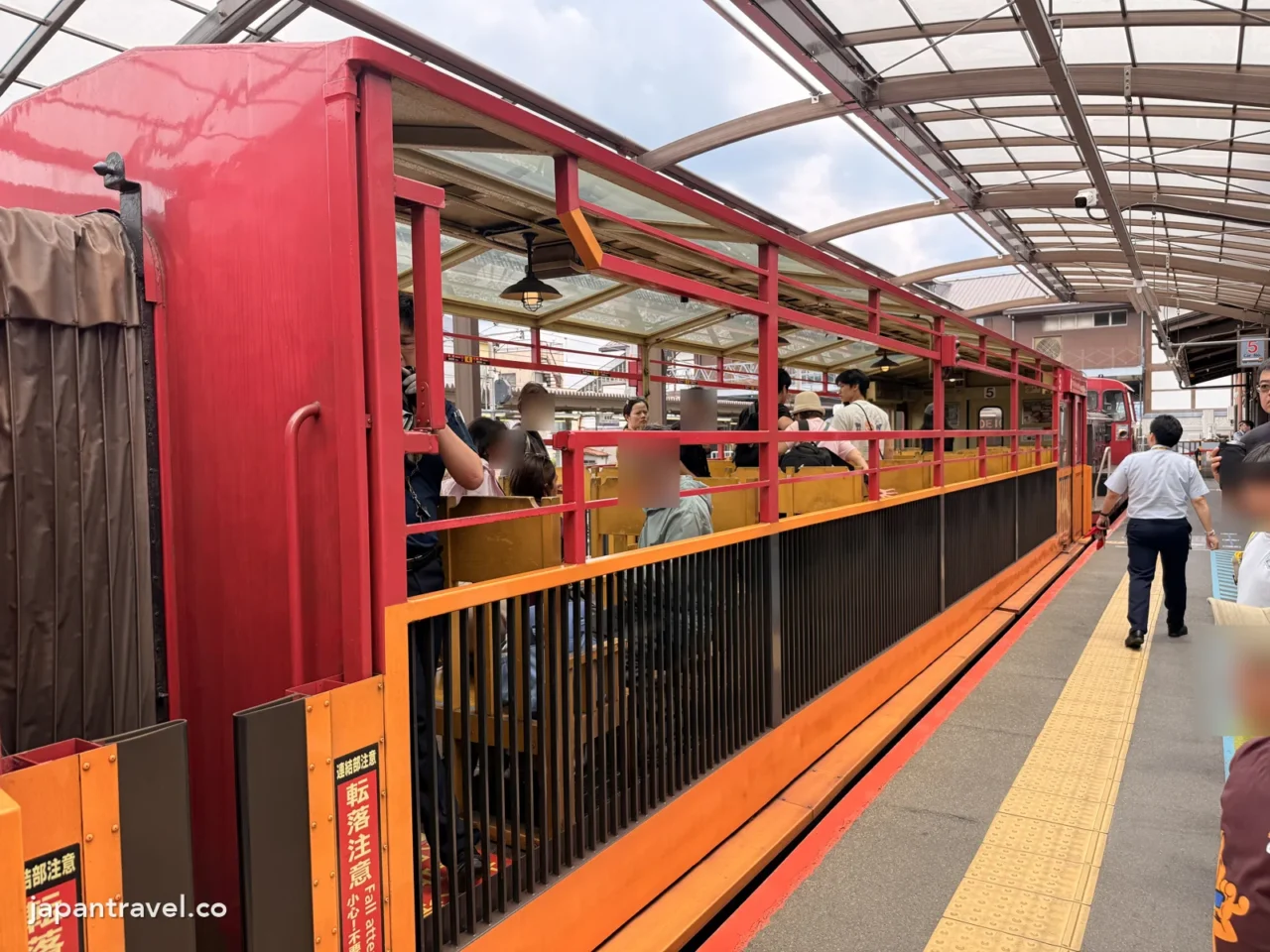 嵯峨野小火車5號開放式車卡(富貴號),車廂沒有玻璃窗