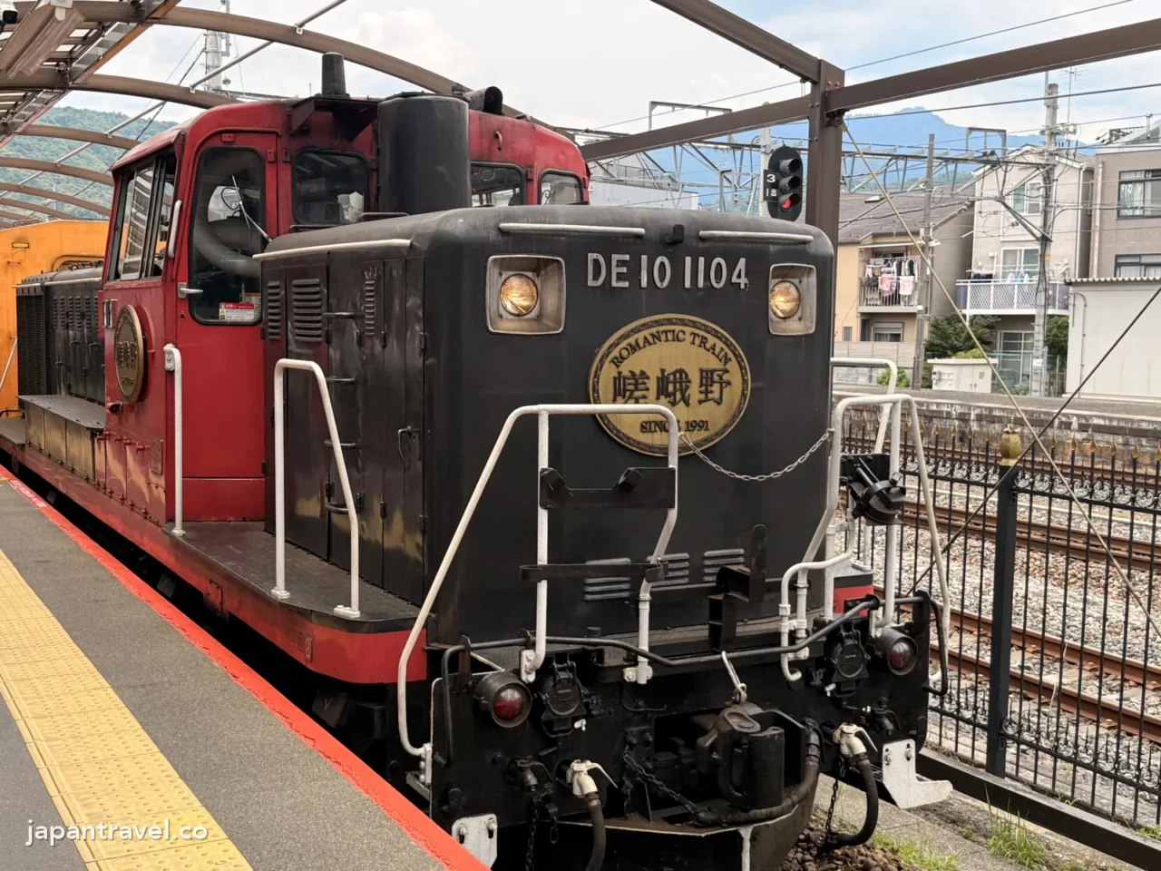 嵯峨野浪漫小火車的柴油機車車頭,停在小火車嵯峨站月台