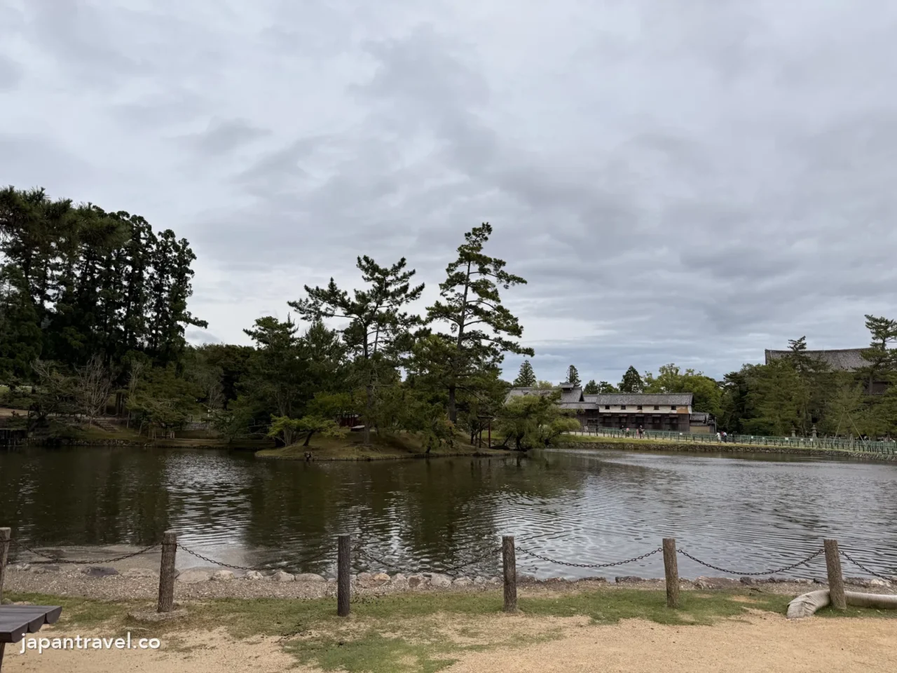 東大寺中門前的鏡池