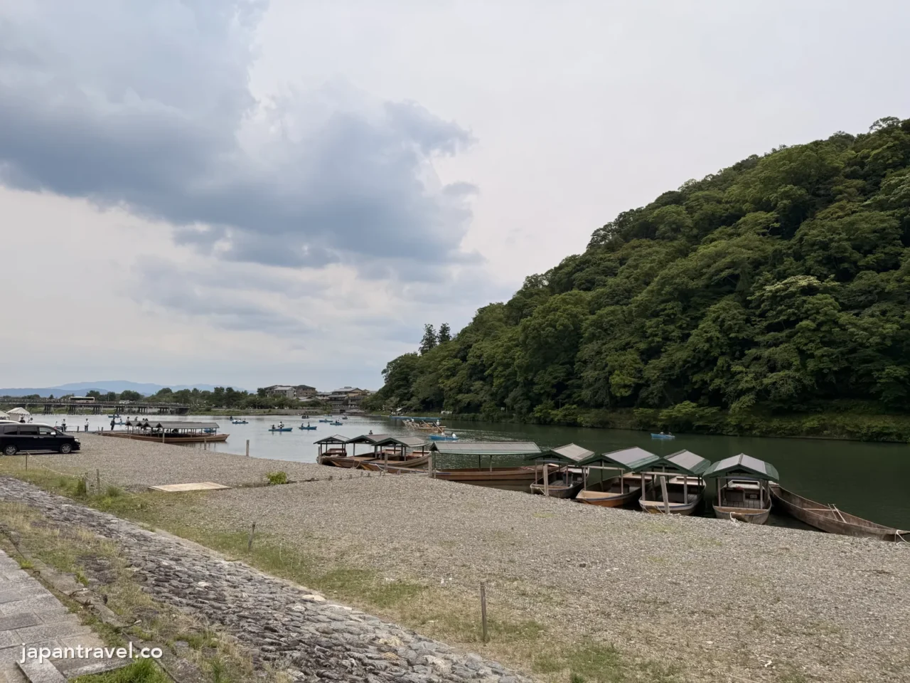 渡月橋一帶的河岸,保津川遊船在這附近上岸