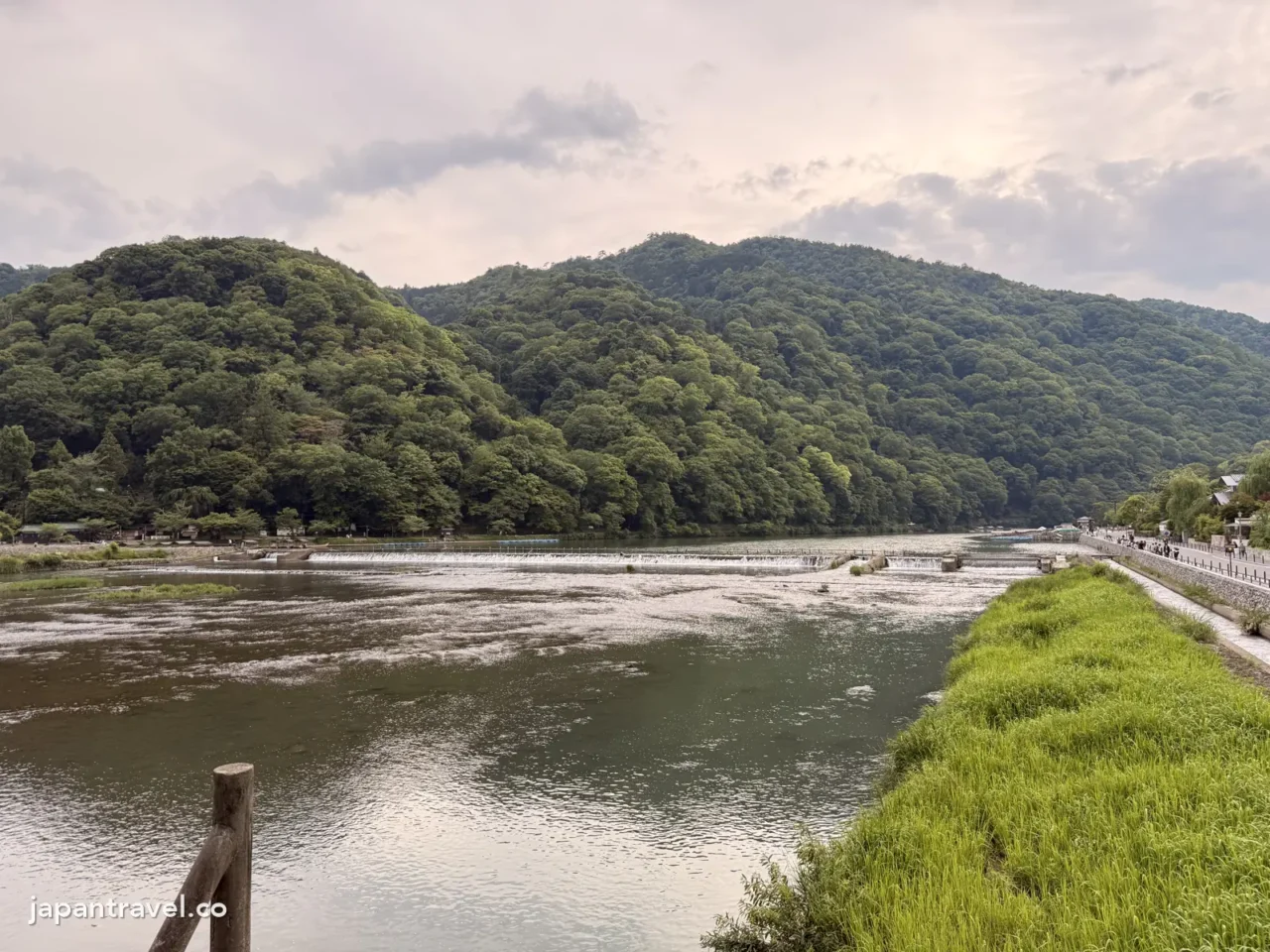 傍晚5點半的嵐山渡月橋河岸