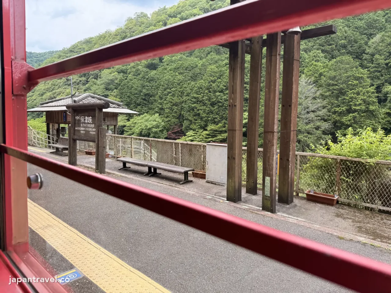 嵯峨野小火車停靠的保津峽站月台