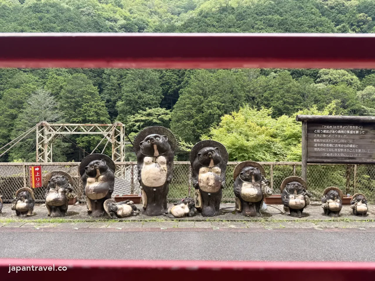 小火車保津峽站的狸貓公仔和「他を抜く」告示牌