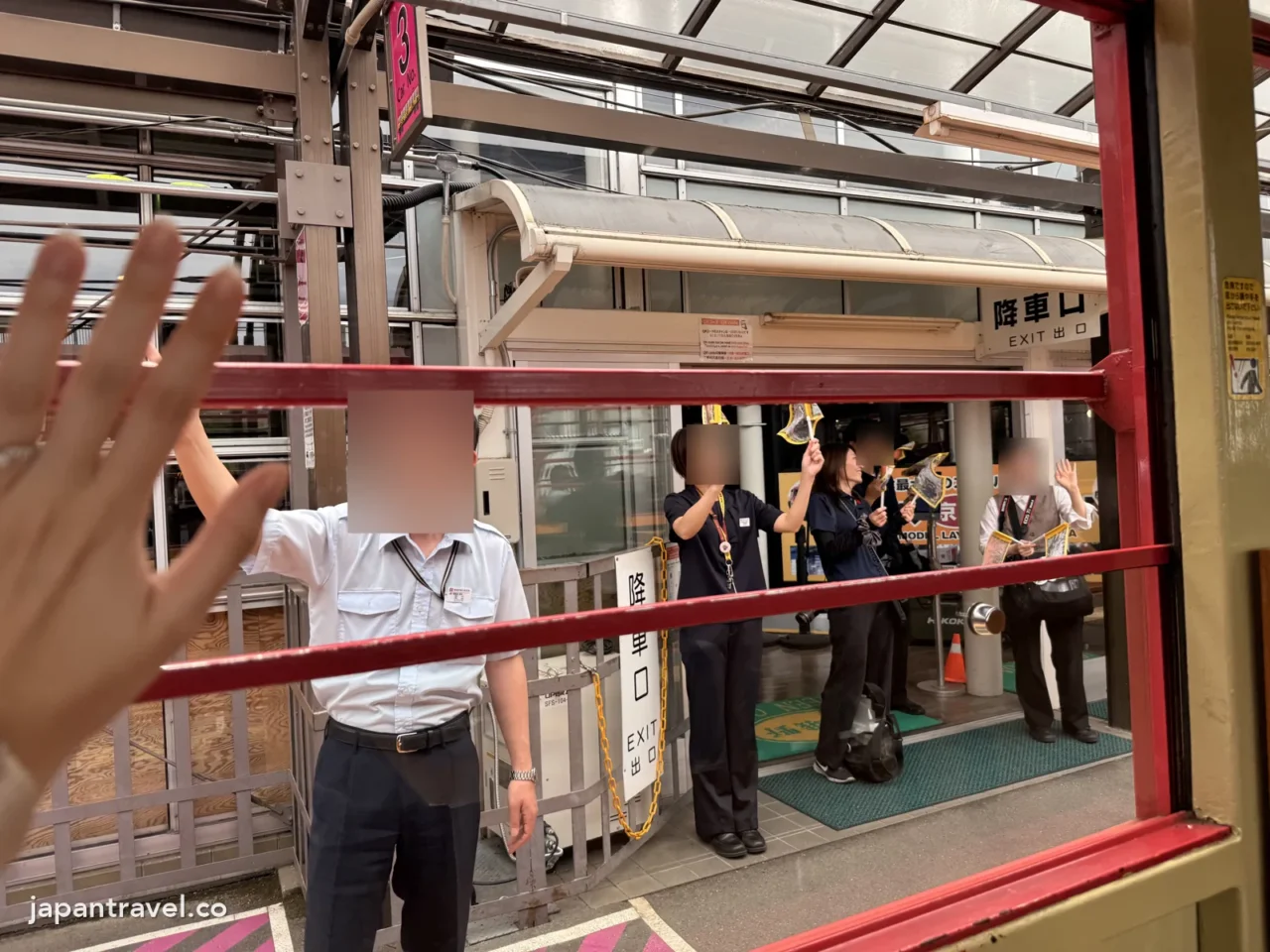 小火車嵯峨站職員在月台揮手送別開出的列車