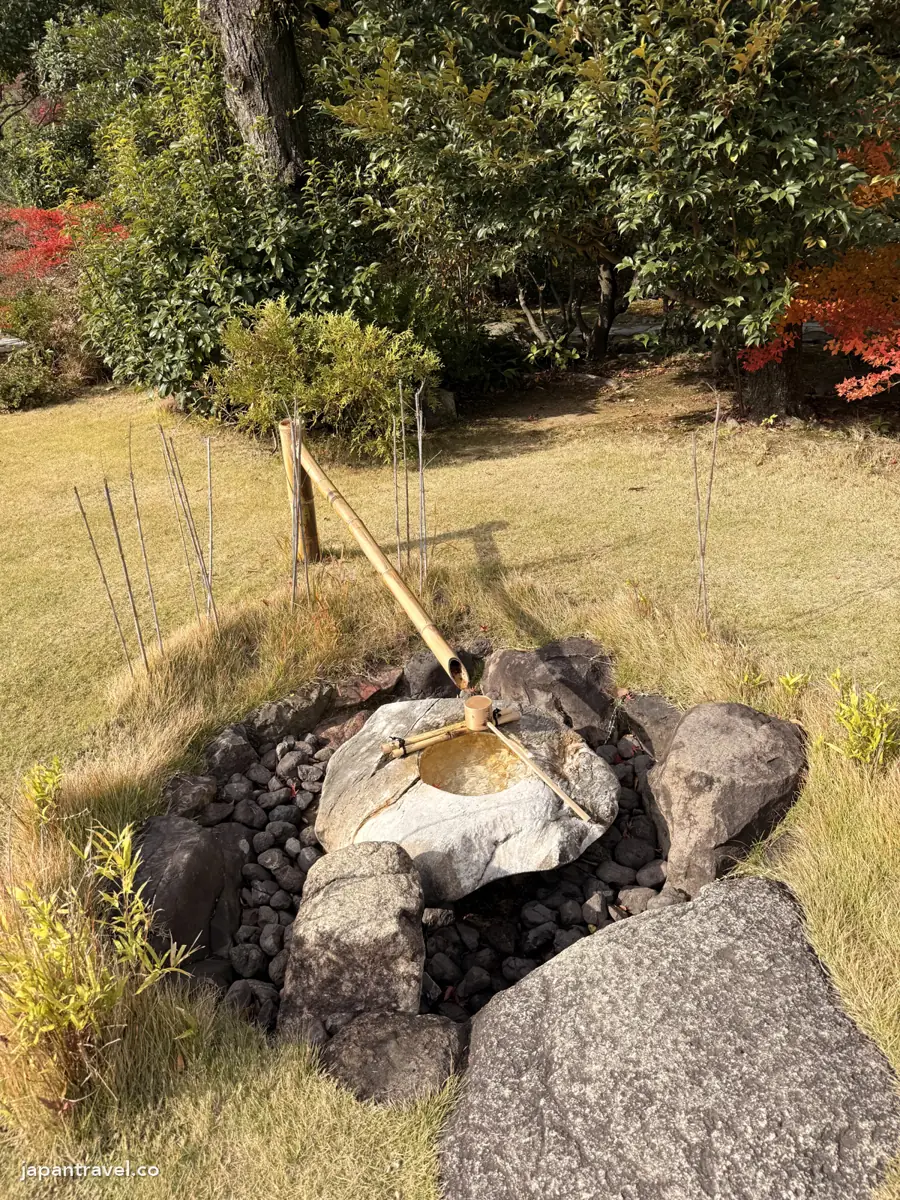 犬山有樂苑庭園內的石造蹲踞