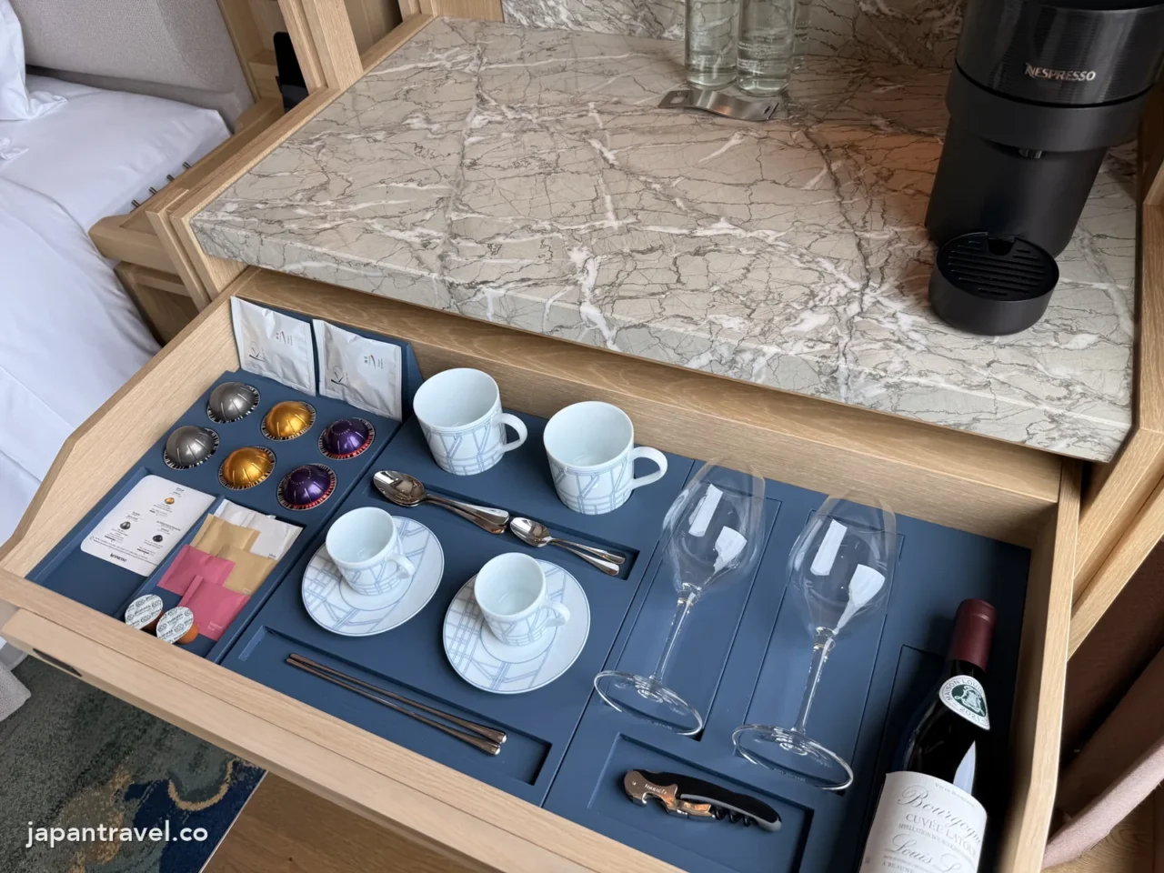 大阪華爾道夫迷你吧抽屜裡的咖啡杯和酒杯