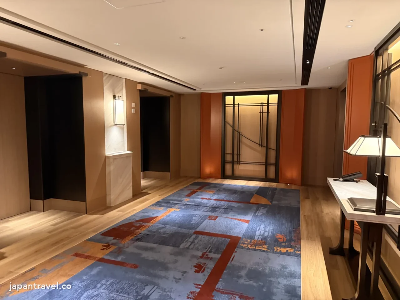 大阪華爾道夫客房入口的走廊與書桌