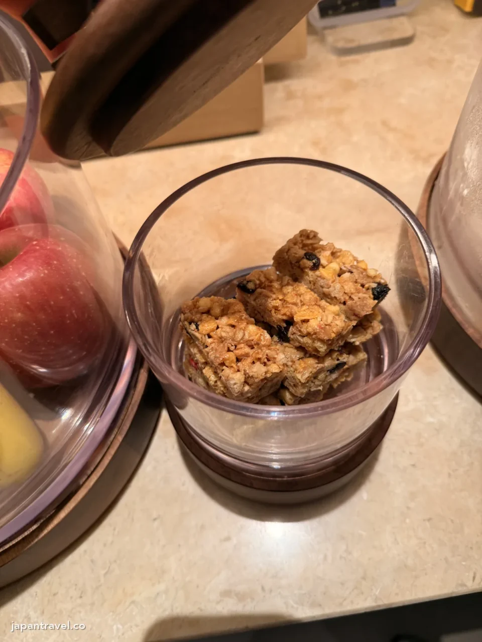 大阪華爾道夫房內的小食和水果