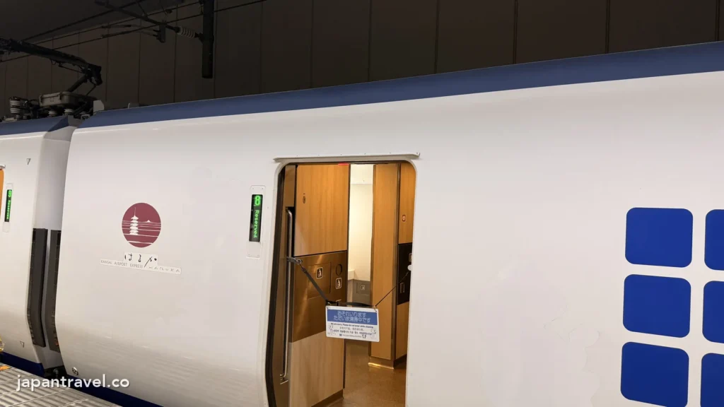 關西機場站月台上的HARUKA特急列車