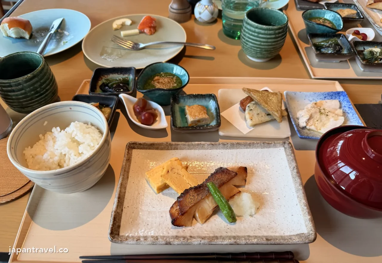 犬山英迪格酒店早餐的日式魚定食、白飯與小菜