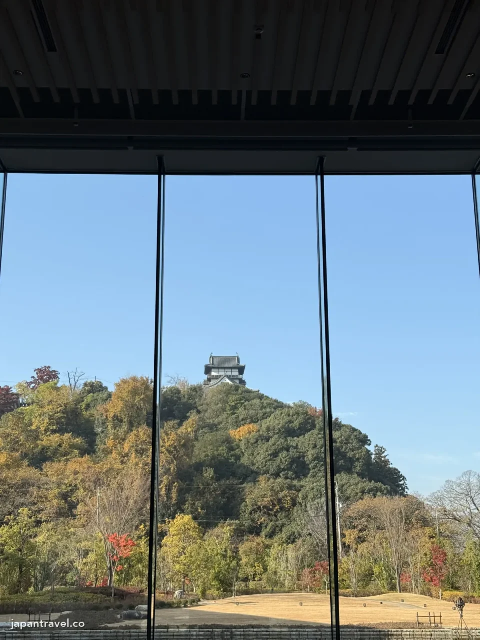 犬山英迪格酒店大堂落地窗外的犬山城與秋色