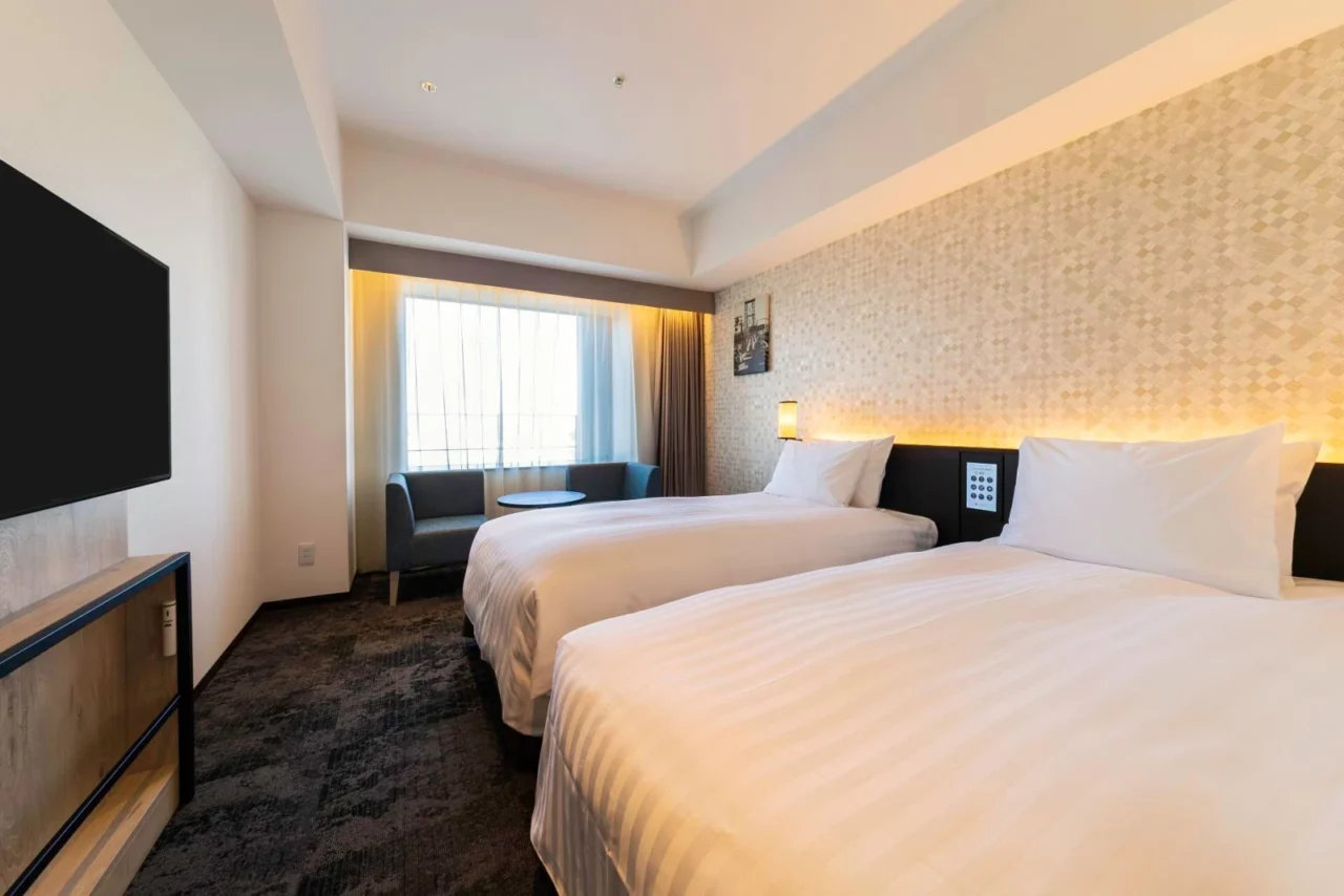 LIBER HOTEL OSAKA標準雙床房與窗邊沙發