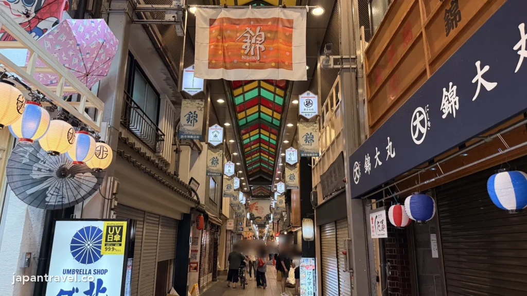 京都錦市場彩色拱頂與傍晚收舖的商店街